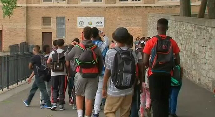 Espaillat lidera ley para abrir la universidad a los estudiantes de secundaria con becas millonarias