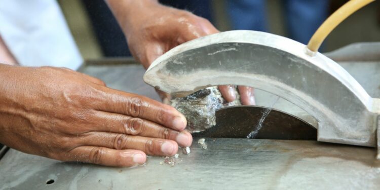 Escuela de Larimar impulsa el talento artesanal del sur