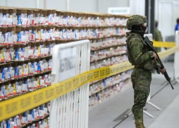 Ecuador inicia distribución de paquetes electorales para la consulta popular