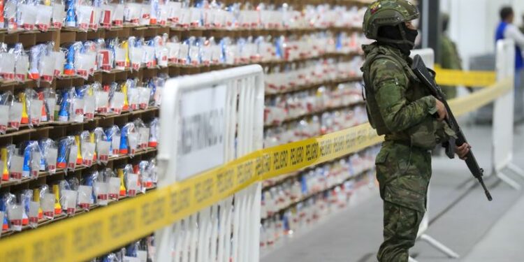 Ecuador inicia distribución de paquetes electorales para la consulta popular