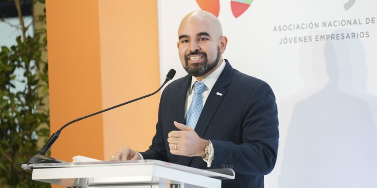 Boris de León asume presidencia de ANJE con visión transformadora