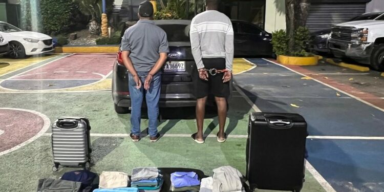 Apresan dos con cocaína impregnada en ropa; golpean microtráfico en Santiago