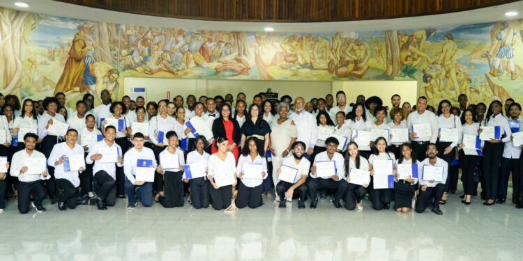 Popular y Loyola gradúan a nuevos talentos emprendedores