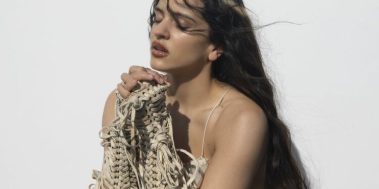 La Rosalía mutante: 'Lux', el disco de los 14 idiomas y la fe