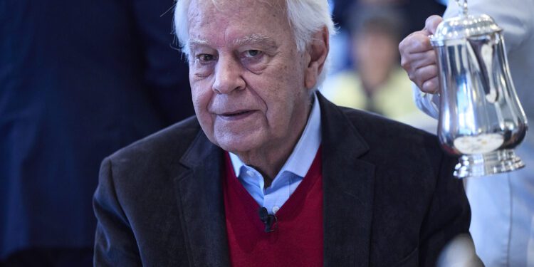 Felipe González: los hijos de la democracia deben defenderla