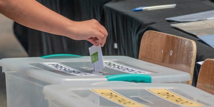 Chile abre unas elecciones tensas, de final abierto y voto obligatorio