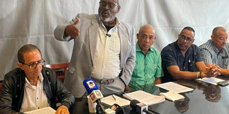 Taxistas turísticos rechazan nuevas licencias del INTRANT