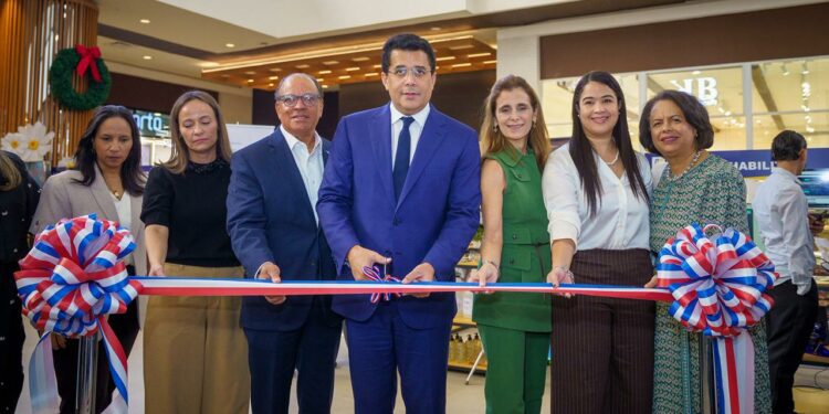 David Collado inaugura feria de Emprendedores en Santiago.