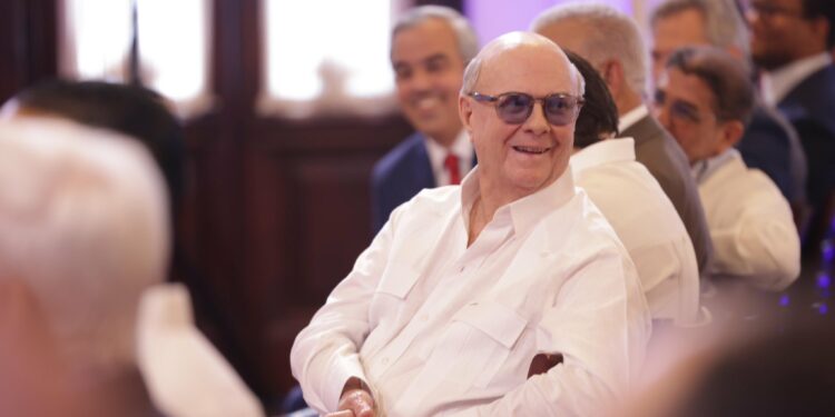 Hipólito Mejía llega a Miami para participar X Diálogo Presidencial del MDC