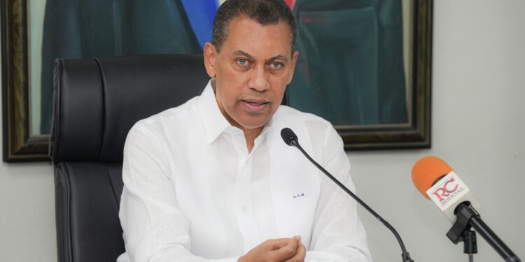 Gómez Mazara insiste en control de las redes sociales ante auge de noticias falsas