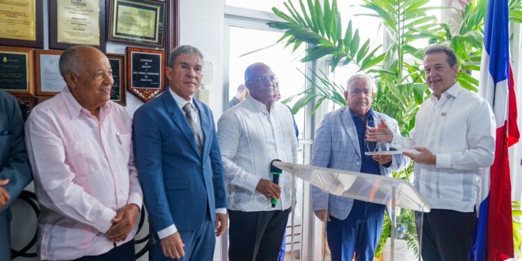 ANADEGAS reconoce al ministro Ito Bisonó por su apoyo al sector de combustibles