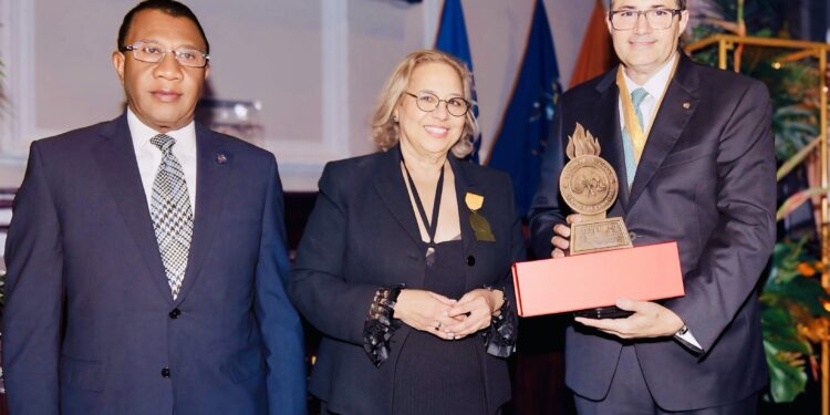 Steven Puig recibe el premio Embajador DA por su liderazgo y compromiso social