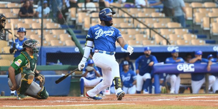Francisco Mejía impulsa al Licey con tres dobletes ante las Estrellas