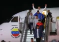 Venezolanos deportados regresan en vuelo oficial desde EEUU