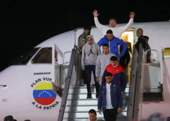 Venezolanos deportados regresan en vuelo oficial desde EEUU