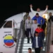 Venezolanos deportados regresan en vuelo oficial desde EEUU