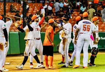 Toros del Este rugen con poder y doblegan a las Estrellas