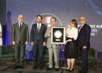 Foro Económico elDinero 2025 reconoce al gobernador del Banco Central