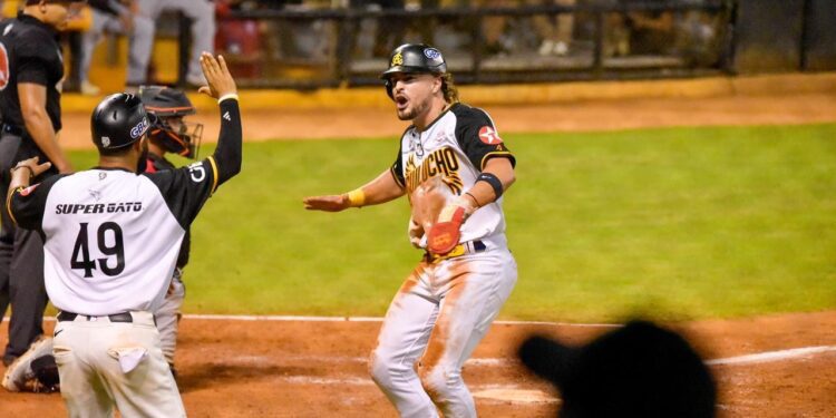 Águilas vuelan alto, Licey gana uno y Gigantes ganan por la mínima