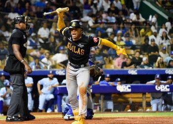 Amador desata la locura y las Águilas vencen 6-4 al Licey
