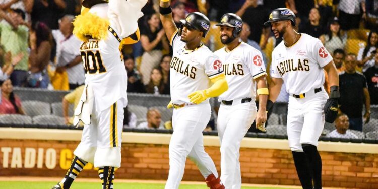 Águilas vencen 13-9 a Toros en una noche de puro bateo