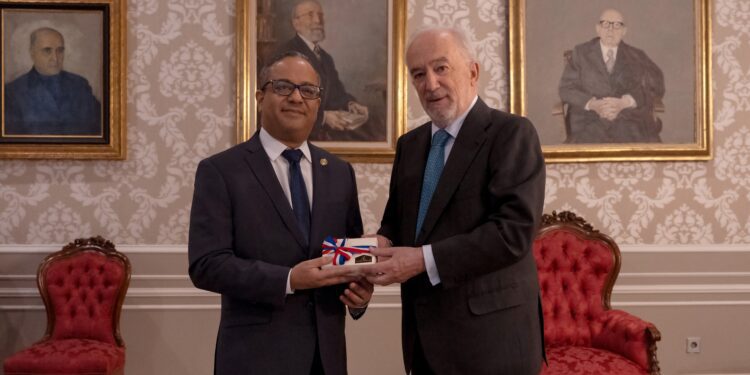 TC y RAE sellan alianza para impulsar el lenguaje claro