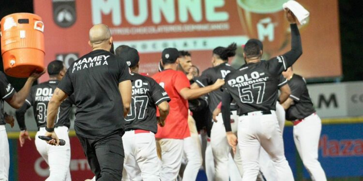 Águilas, Escogido y Gigantes animan una noche vibrante en LIDOM