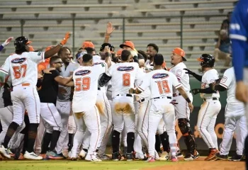 Toros del Este ganan en extrainnings y frenan al Licey