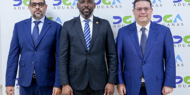 Frente común contra el dinero sucio: Aduanas y MP el perseguirán contrabando de divisas