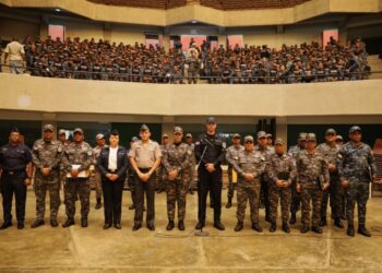 Un día de uniformes nuevos en la historia policial