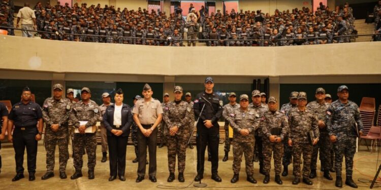 Un día de uniformes nuevos en la historia policial