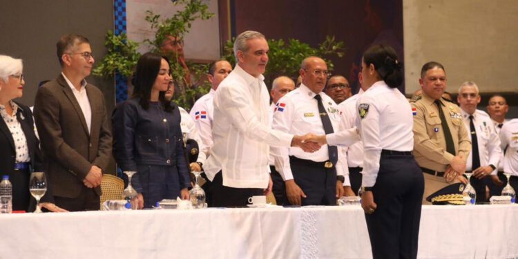 Reforma Policial: Abinader juramenta 2,421 nuevos policías;1,013 mujeres 