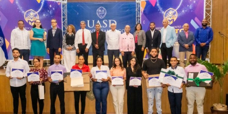 La excelencia estudiantil se viste de gala en la UASD Santiago